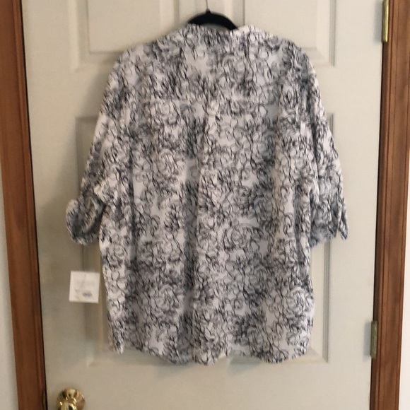 NWT women’s classic, plus button front top - Picture 2 of 4